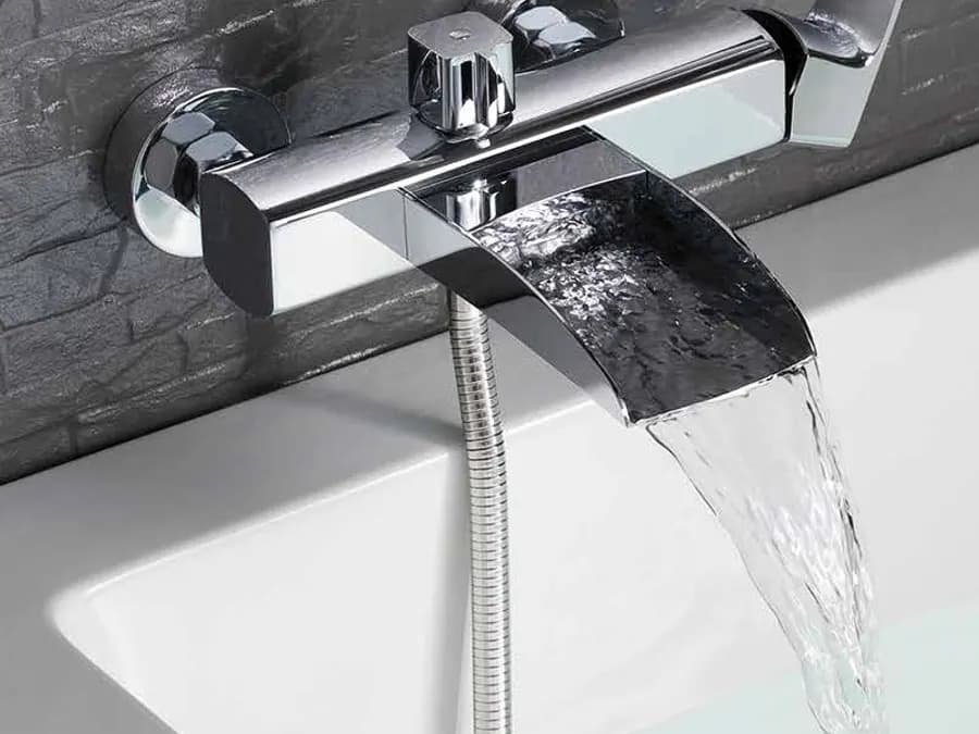 Krom banyo bataryası ve akan su