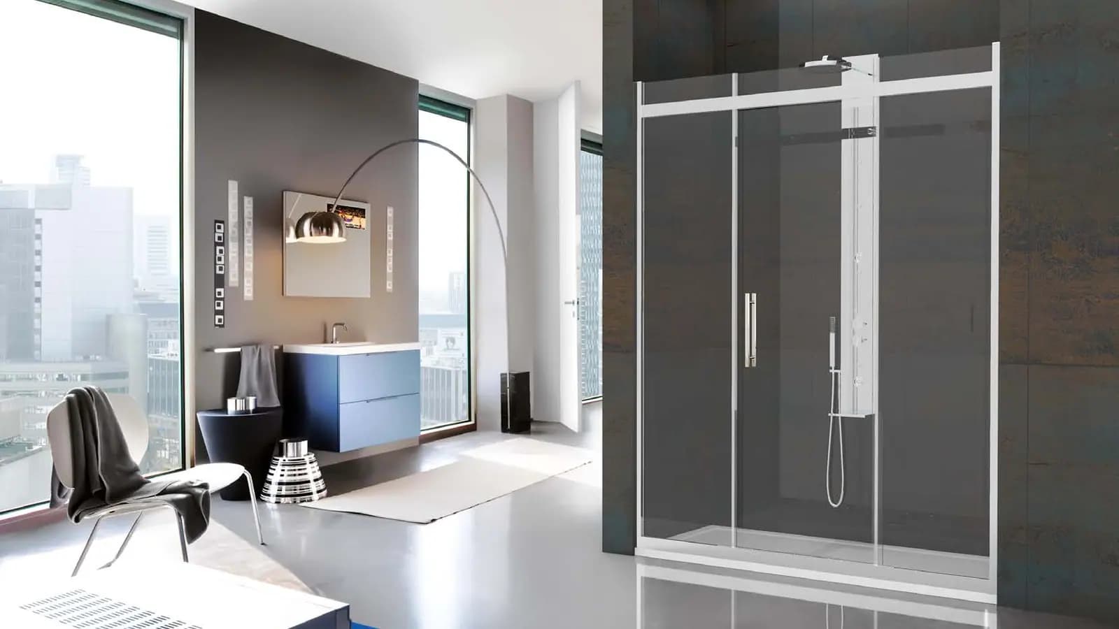 Sürgülü cam duşakabin, şehir manzaralı banyo