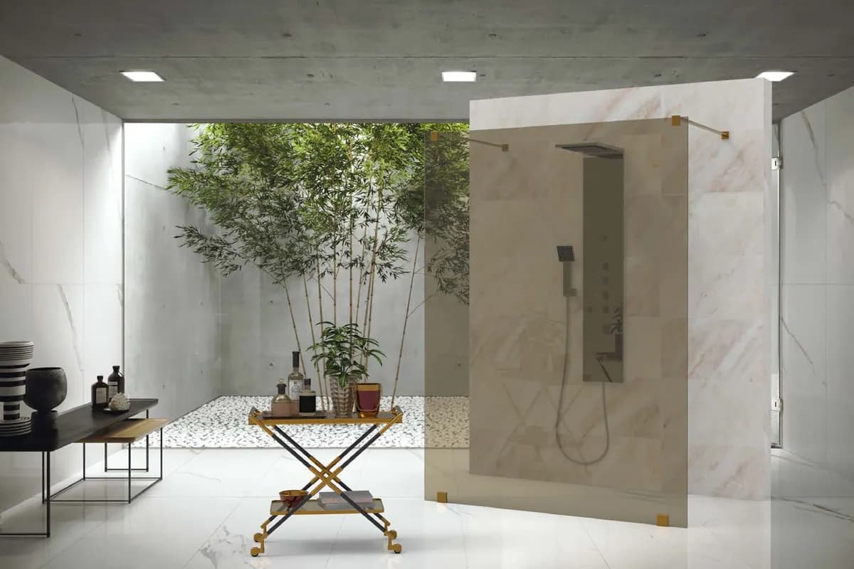 Şeffaf cam duşakabin, açık gri banyo